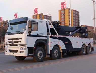 豪泺底盘吊台回转型清障车